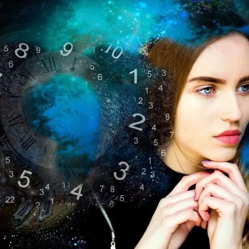 Rostro de mujer con números y reloj — numerología por fecha de nacimiento (PDF 48 h) | Tarot Kenna