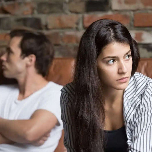 Pareja distanciada en el sofá — lectura de compatibilidad de pareja (tarot) | Tarot Kenna