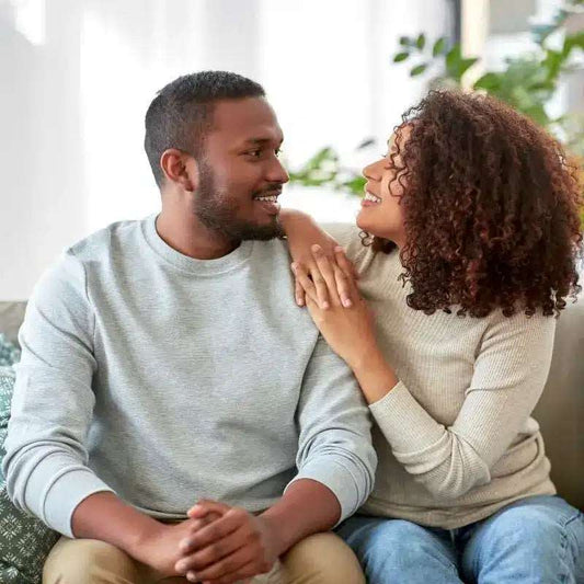 Pareja sonriendo en el sofá — lectura de tarot del amor (30 min) | Tarot Kenna