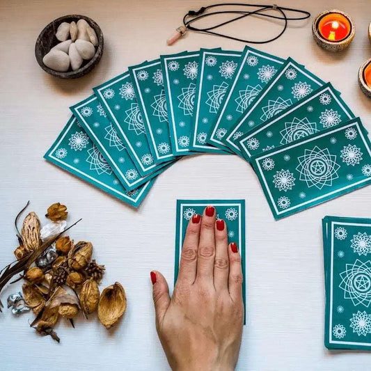 Mano sobre cartas de tarot — sesión de 45 minutos por teléfono o WhatsApp | Tarot Kenna